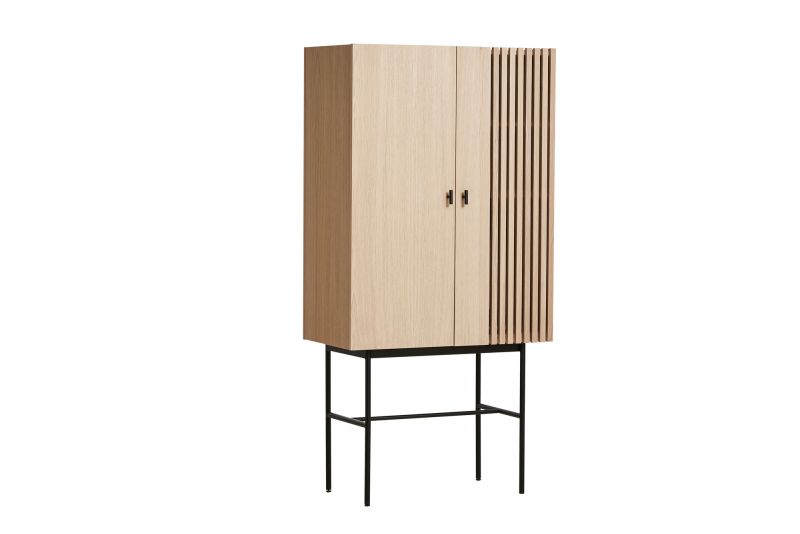 Array Highboard Eiche Woud: Modernes Sideboard aus Eichenholz mit schwarzen Metallbeinen und Lamellentür.